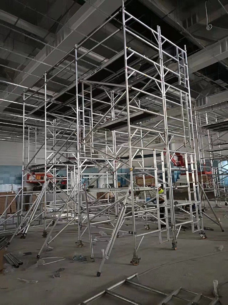 深圳第十七中學(xué)游泳池搭建腳手架